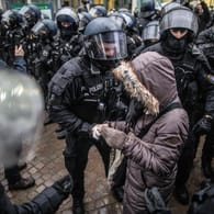 Hessische Polizisten bei einer "Querdenker"-Demo in Frankfurt am Main (Archivbild): In vielen deutschen Städten protestieren regelmäßig Impfgegner.