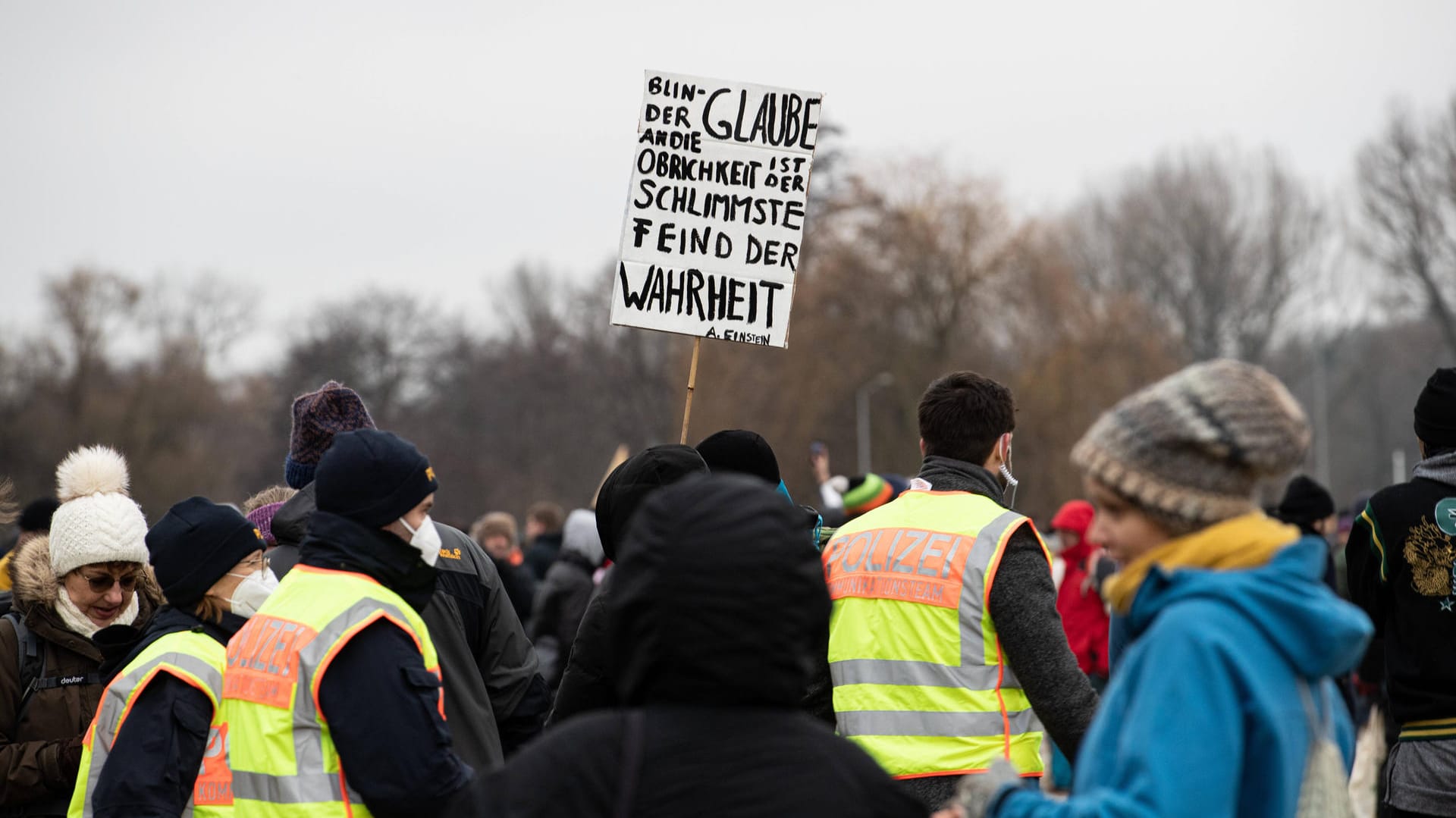 Demonstration gegen die Corona-Maßnahmen in Nürnberg (Archivbild): Die Stadt ist der Ansicht, dass die Demonstrationen bislang "ruhig" verlaufen.