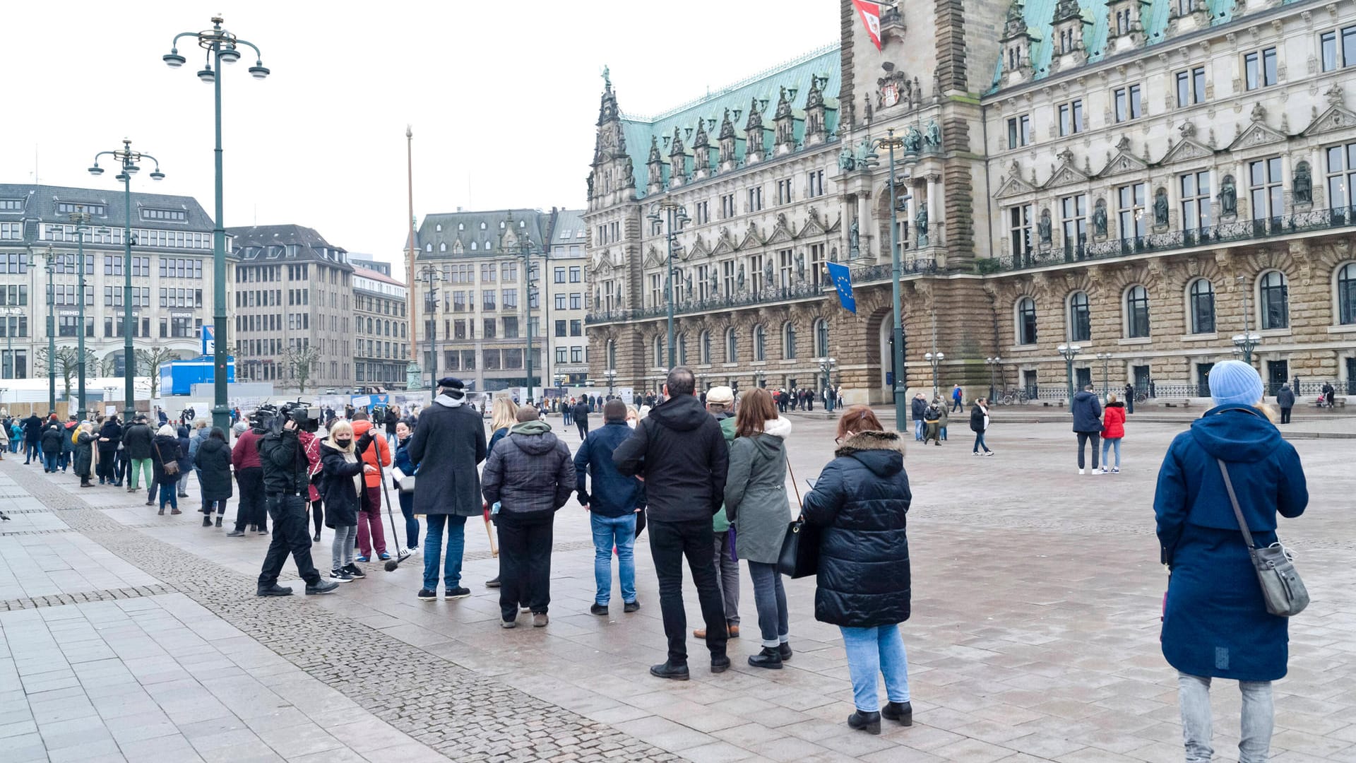 Eine Schlange bei einer Impfaktion vor dem Rathaus (Archivbild): An Neujahr hat sogar Bürgermeister Peter Tschentscher selbst das Impfteam als Arzt unterstützt.