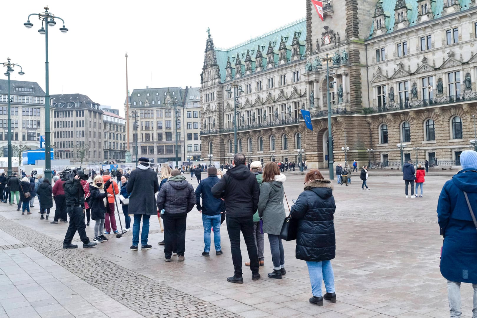 Eine Schlange bei einer Impfaktion vor dem Rathaus (Archivbild): An Neujahr hat sogar Bürgermeister Peter Tschentscher selbst das Impfteam als Arzt unterstützt.