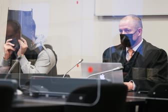 Der Angeklagte und sein Anwalt Thomas Penneke (r) sitzen vor Beginn des Prozesses im Gerichtssaal im Strafjustizgebäude.