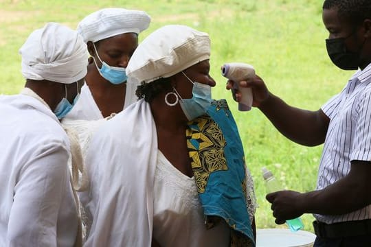 In Simbabwes Hauptstadt Harare lassen Menschen ihre Temperatur überprüfen.