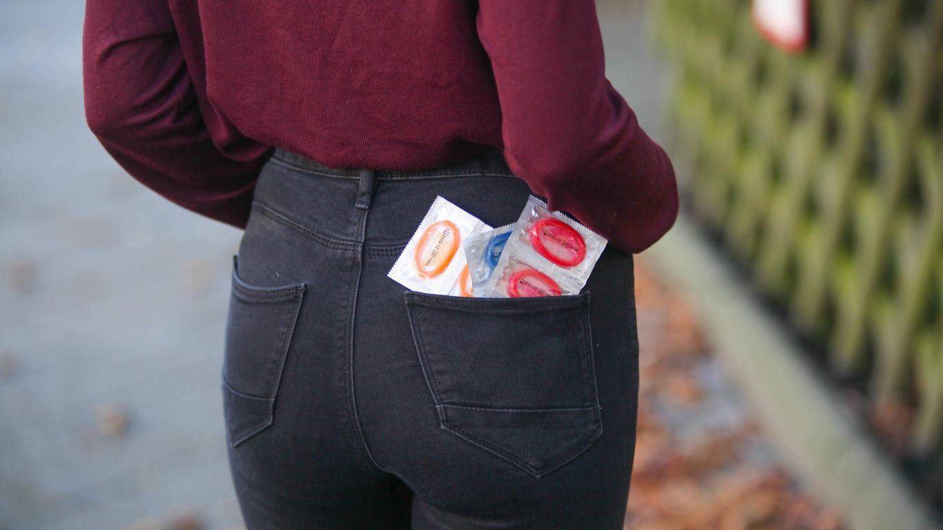 Eine Frau hat Kondome in der Hosentasche (Symbolbild): Die Kondom-Eigentümerin und ihr Begleiter attackierten das andere Paar mit Pfefferspray.
