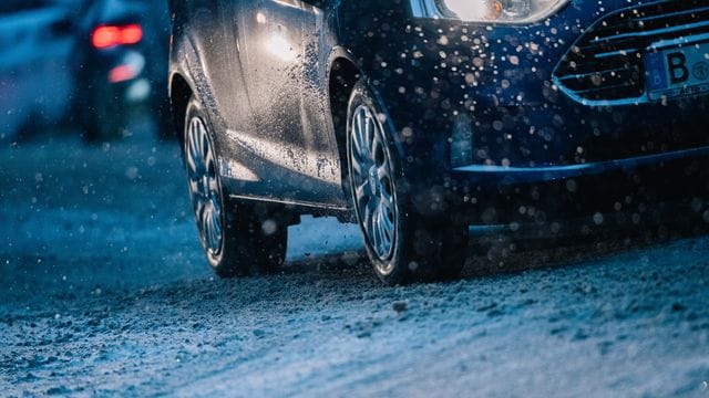 Langsam, vorsichtig, mit Abstand und Ruhe: So fährt es sich sicherer auf glattem Terrain.