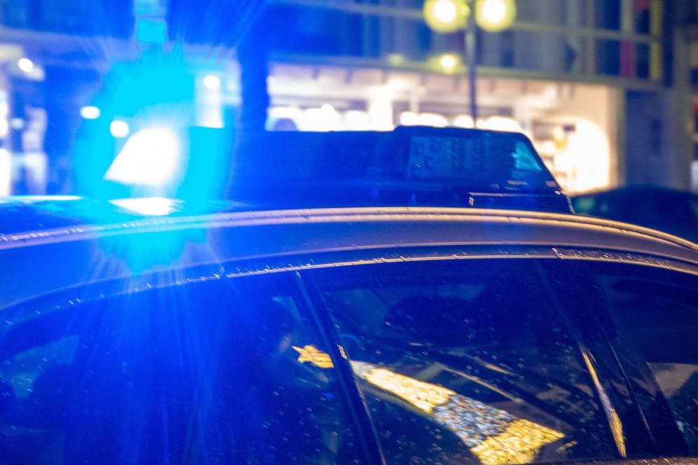 Blaulicht leuchtet auf dem Dach eines Polizeiwagen (Symbolbild): Die Täter flüchteten unerkannt.