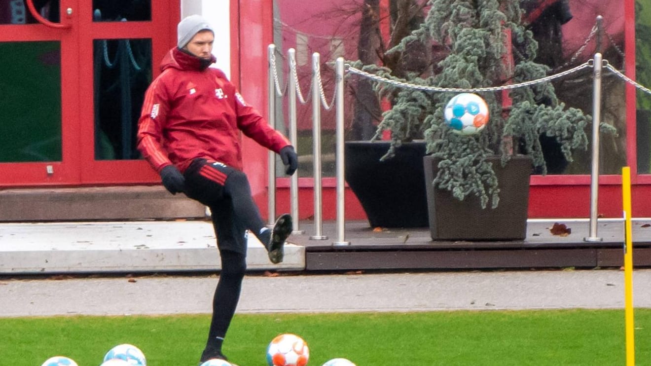 Julian Nagelsmann im Bayern-Training: Der Coach kann auch selbst mit dem Ball umgehen.