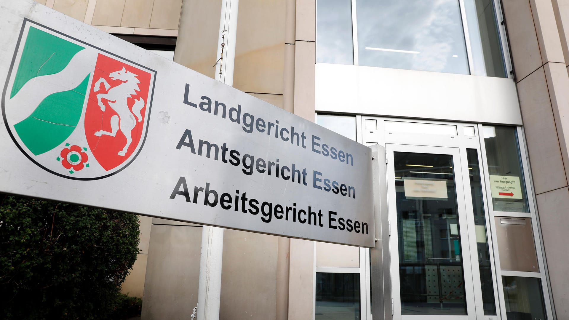 Der Eingang des Essener Landgerichts (Archivbild): Hier muss sich ein Familienvater wegen schwerer Brandstiftung verantworten. Der Eingang des Essener Landgerichts (Archivbild): Hier muss sich ein Familienvater wegen schwerer Brandstiftung verantworten.
