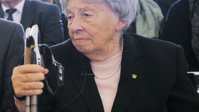 Trude Simonsohn nimmt im November 2012 in der Frankfurter Paulskirche an einer Gedenkveranstaltung für die Opfer der Reichspogromnacht von 1938 teil.