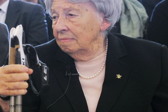 Trude Simonsohn nimmt im November 2012 in der Frankfurter Paulskirche an einer Gedenkveranstaltung für die Opfer der Reichspogromnacht von 1938 teil.