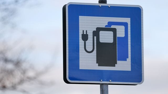 Die hohe staatliche Förderung beim Kauf von Elektroautos hat im vergangenen Jahr zu einem Antragsrekord geführt.