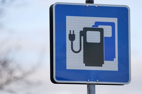 Die hohe staatliche Förderung beim Kauf von Elektroautos hat im vergangenen Jahr zu einem Antragsrekord geführt.