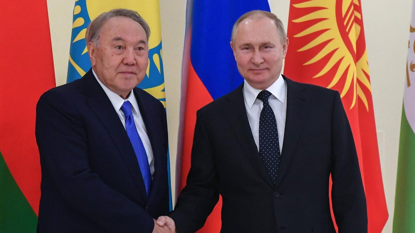 Nursultan Nasarbajew trifft Wladimir Putin: Der ehemalige Präsident hält auch nach seinem Rücktritt die Zügel der Macht in Kasachstan in den Händen.
