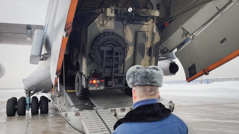 Russische Militärfahrzeuge werden in Kasachstan aus einem Flugzeug geladen: Der Kreml unterstützt das kasachische Regime beim Kampf gegen die Krawalle.