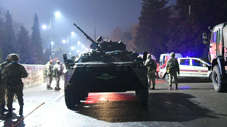 Panzer auf den Straßen von Almaty: Die Regierung setzt die Armee gegen die Proteste ein.