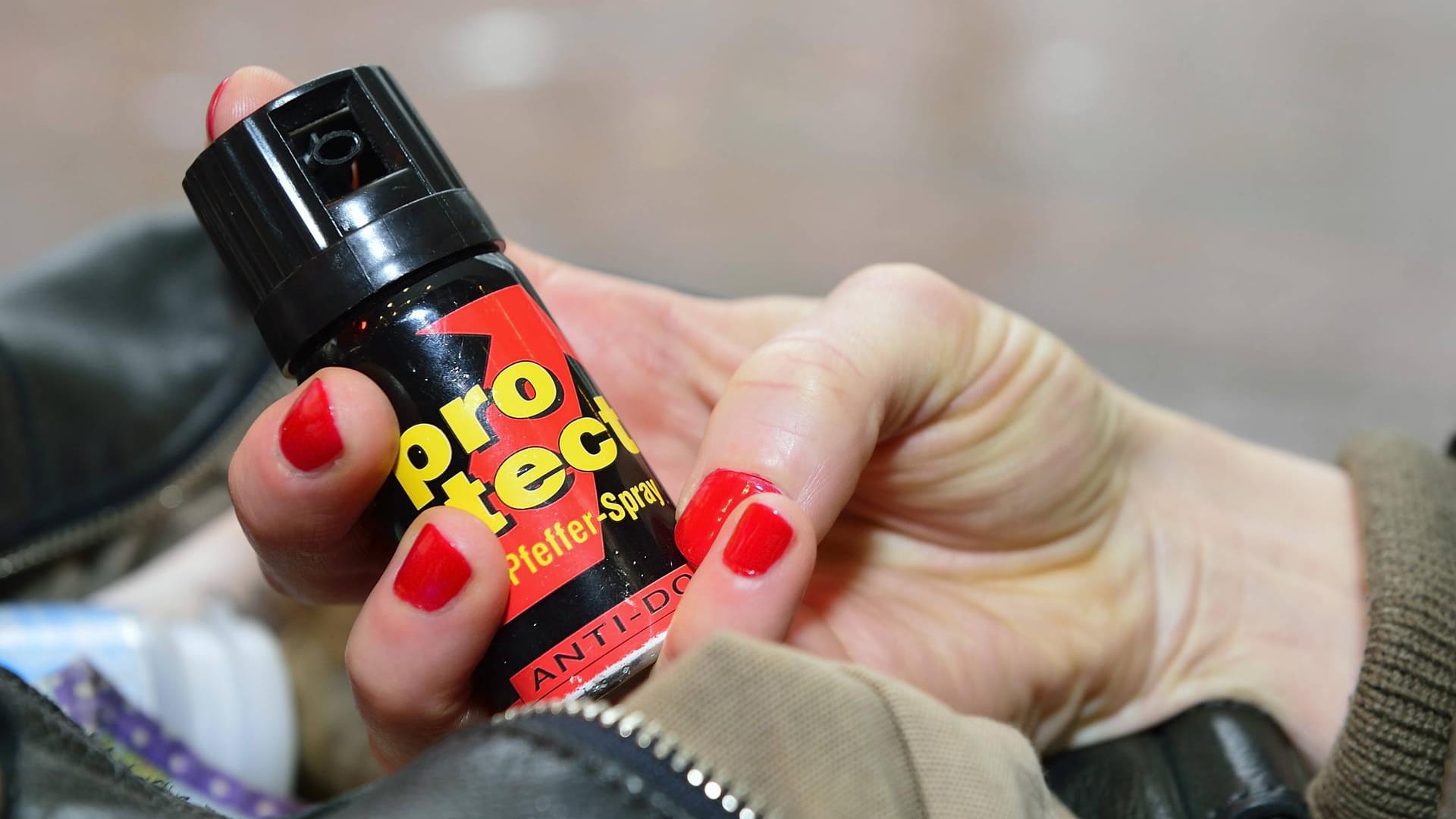 Eine Frau hält ein Pfefferspray (Symbolbild): Die Polizei geht davon aus, dass ein Täter die reizende Substanz versprüht hat. Eine Frau hält ein Pfefferspray (Symbolbild): Die Polizei geht davon aus, dass ein Täter die reizende Substanz versprüht hat.