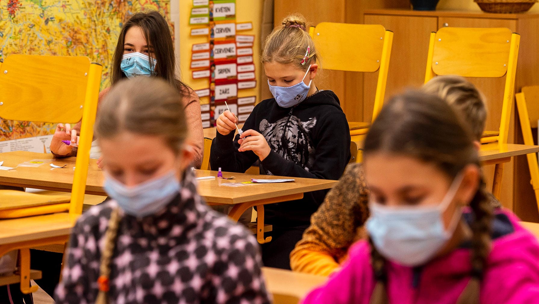 Schülerinnen mit Masken in der Schule: Ein Epidemiologe rechnet mit der Durchseuchung der Kinder.