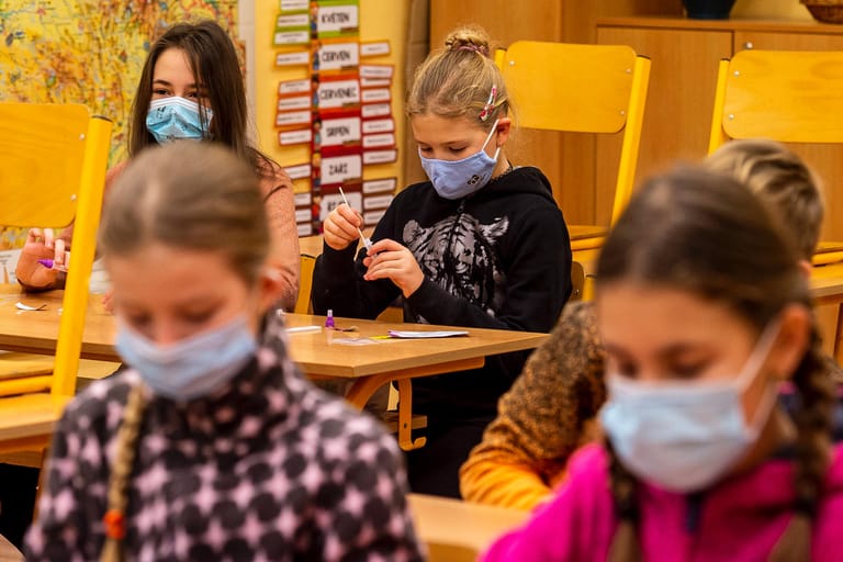 Schülerinnen mit Masken in der Schule: Ein Epidemiologe rechnet mit der Durchseuchung der Kinder.
