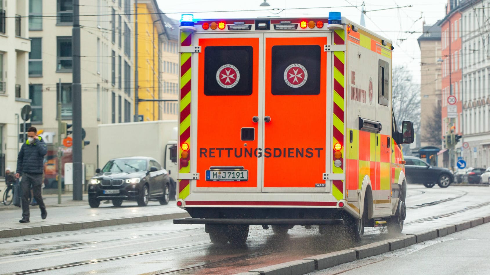 Rettungswagen in München (Symbolbild): Die Frau starb an ihren Verletzungen. Rettungswagen in München (Symbolbild): Die Frau starb an ihren Verletzungen.