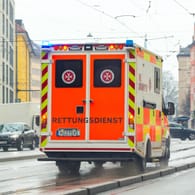 Rettungswagen in München (Symbolbild): Die Frau starb an ihren Verletzungen.