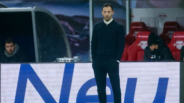 Leipzigs Trainer steht während einer Partie am Spielfeldrand und beobachtet das Spielgeschehen. Leipzigs Trainer steht während einer Partie am Spielfeldrand und beobachtet das Spielgeschehen.