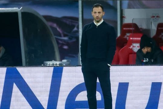 Leipzigs Trainer steht während einer Partie am Spielfeldrand und beobachtet das Spielgeschehen.
