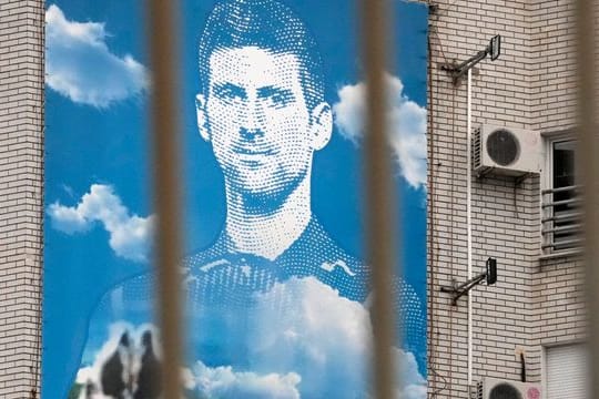 Ein Wandplakat des serbischen Tennisstars Novak Djokovic in Belgrad.
