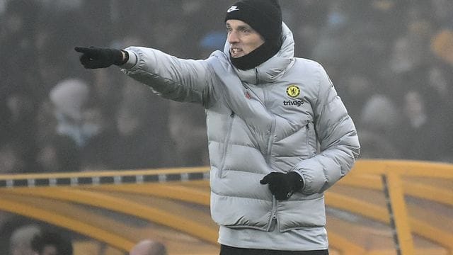 Der Trainer des FC Chelsea, Thomas Tuchel, steht am Spielfeldrand und coacht seine Mannschaft.