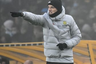 Der Trainer des FC Chelsea, Thomas Tuchel, steht am Spielfeldrand und coacht seine Mannschaft.