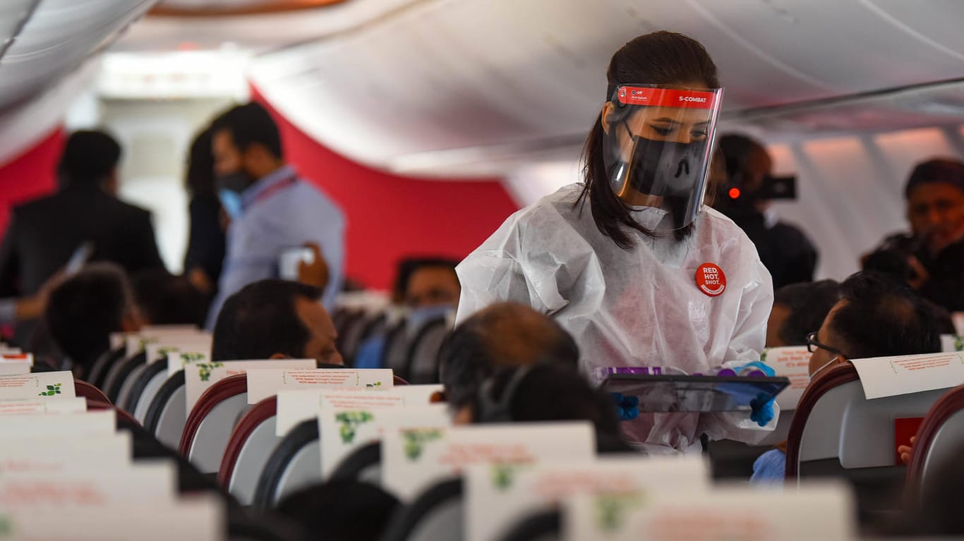 Eine Flugbegleiterin gibt vor dem Start Sicherheitshinweise: Nach einem Flug nach Indien wurden 125 Passagiere positiv auf das Coronavirus getestet. (Archivfoto)