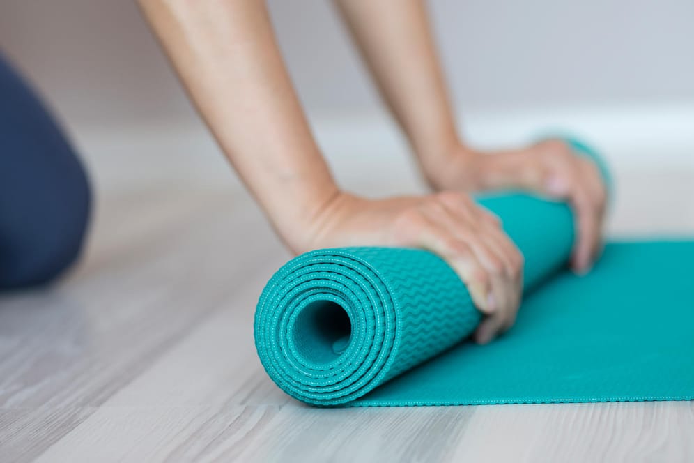 Die richtige Yogamatte sorgt für einen rutschsicheren Stand und schützt Ellenbogen und Knie.