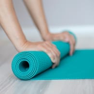 Die richtige Yogamatte sorgt für einen rutschsicheren Stand und schützt Ellenbogen und Knie.