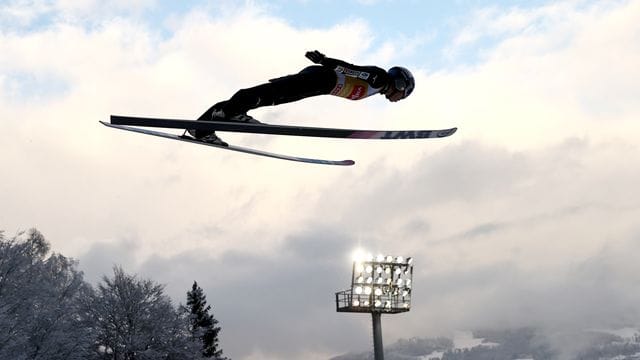 Ryoyu Kobayashi bei der Qualifikation auf der Paul-Außerleitner-Schanze. Ryoyu Kobayashi bei der Qualifikation auf der Paul-Außerleitner-Schanze.
