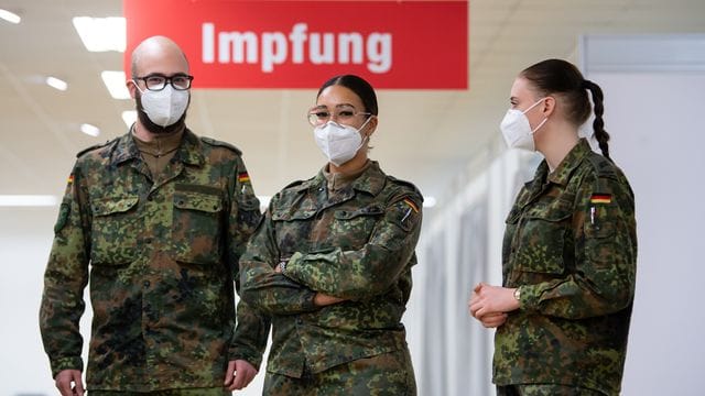 Etwa 94 Prozent der Bundeswehrsoldaten sind geimpft oder genesen. Etwa 94 Prozent der Bundeswehrsoldaten sind geimpft oder genesen.