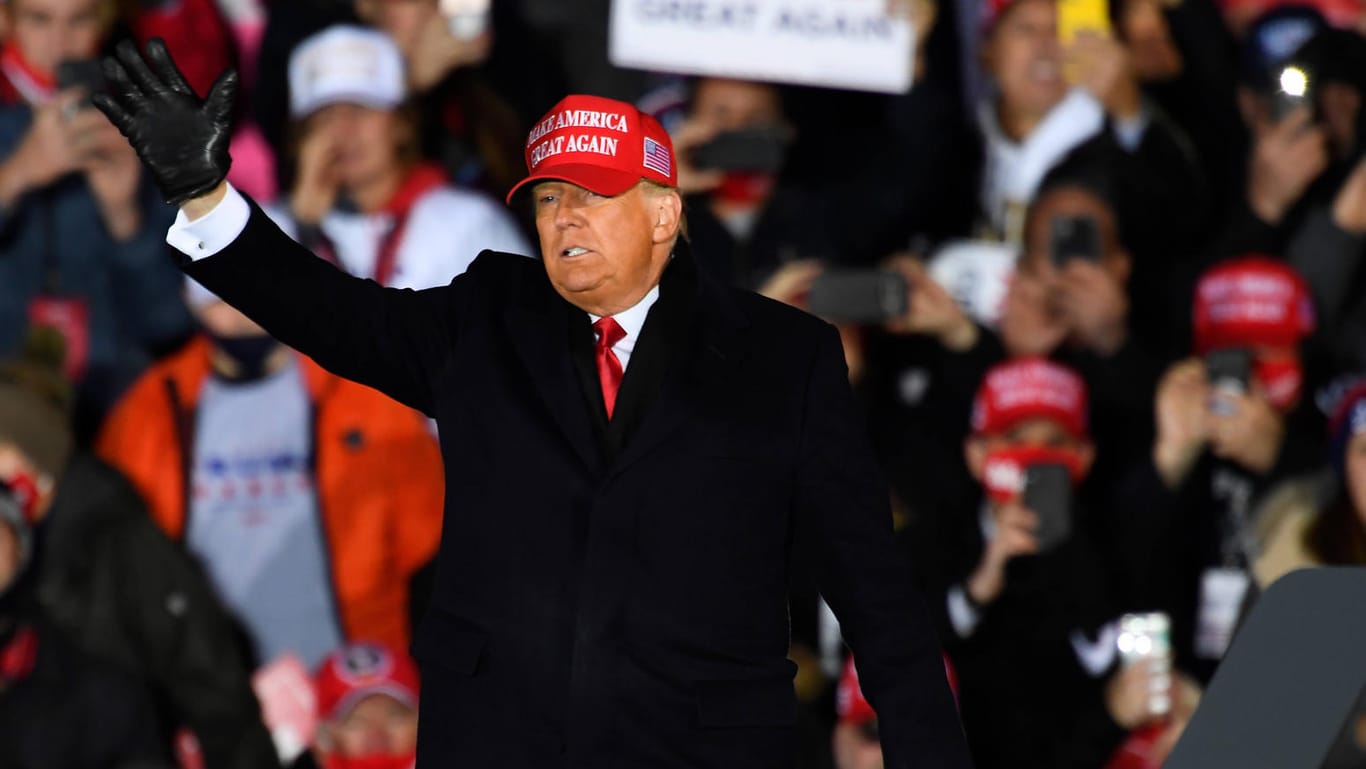 Trump auf einer Kundgebung mit einer "Make America Great Again" Mütze: Seine Slogans zeigen eine ähnlich populistische und nationalistische Gesinnung wie bei Viktor Orbán.