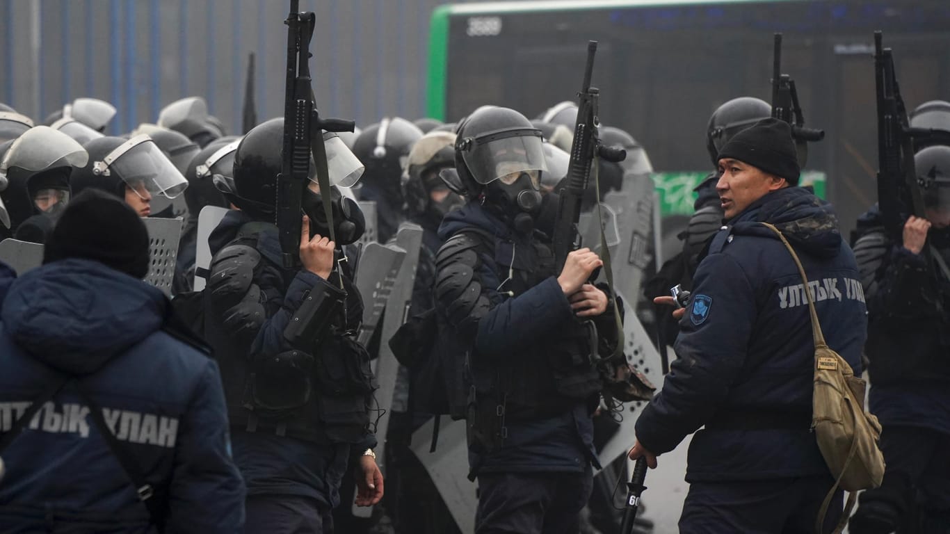 Kasachstan, Almaty: Bereitschaftspolizisten stehen bereit.