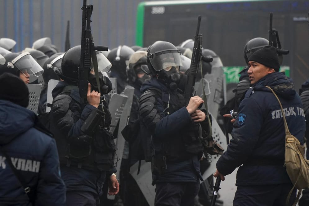 Kasachstan, Almaty: Bereitschaftspolizisten stehen bereit.
