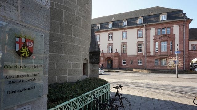 Am Oberlandesgericht in Koblenz wird gegen einen Syrer verhandelt, der Agent des staatlichen Allgemeinen Geheimdienstes in Syrien gewesen sein soll. Am Oberlandesgericht in Koblenz wird gegen einen Syrer verhandelt, der Agent des staatlichen Allgemeinen Geheimdienstes in Syrien gewesen sein soll.