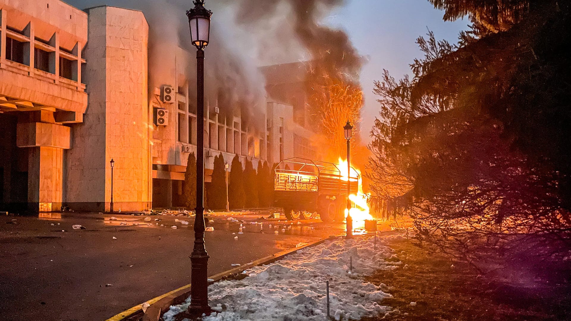 Das Bürgermeisteramt von Almaty nach der Stürmung: Demonstranten setzten es in Brand.