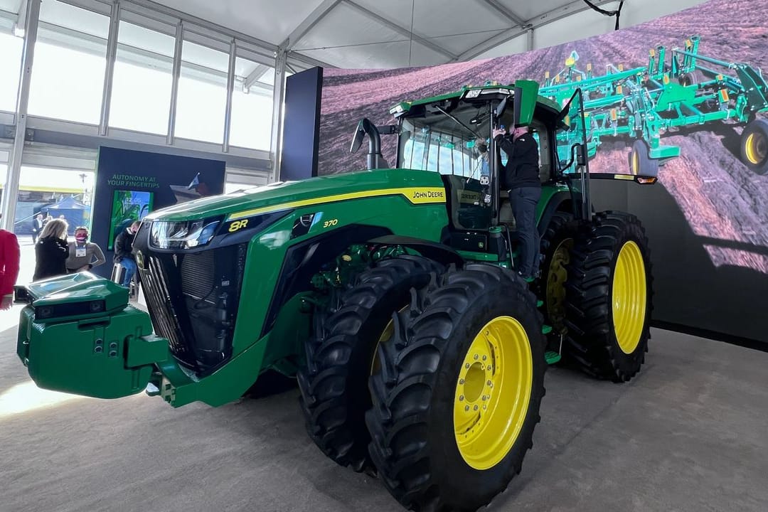 Autonomes Fahren auf der Straße - und auf dem Feld: Hersteller John Deere präsentiert einen autonomen Traktor.