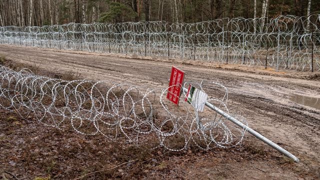 Seit Wochen versuchen Tausende Migranten und Flüchtlinge, von Belarus über die EU-Außengrenzen nach Polen oder in die baltischen Staaten zu gelangen.