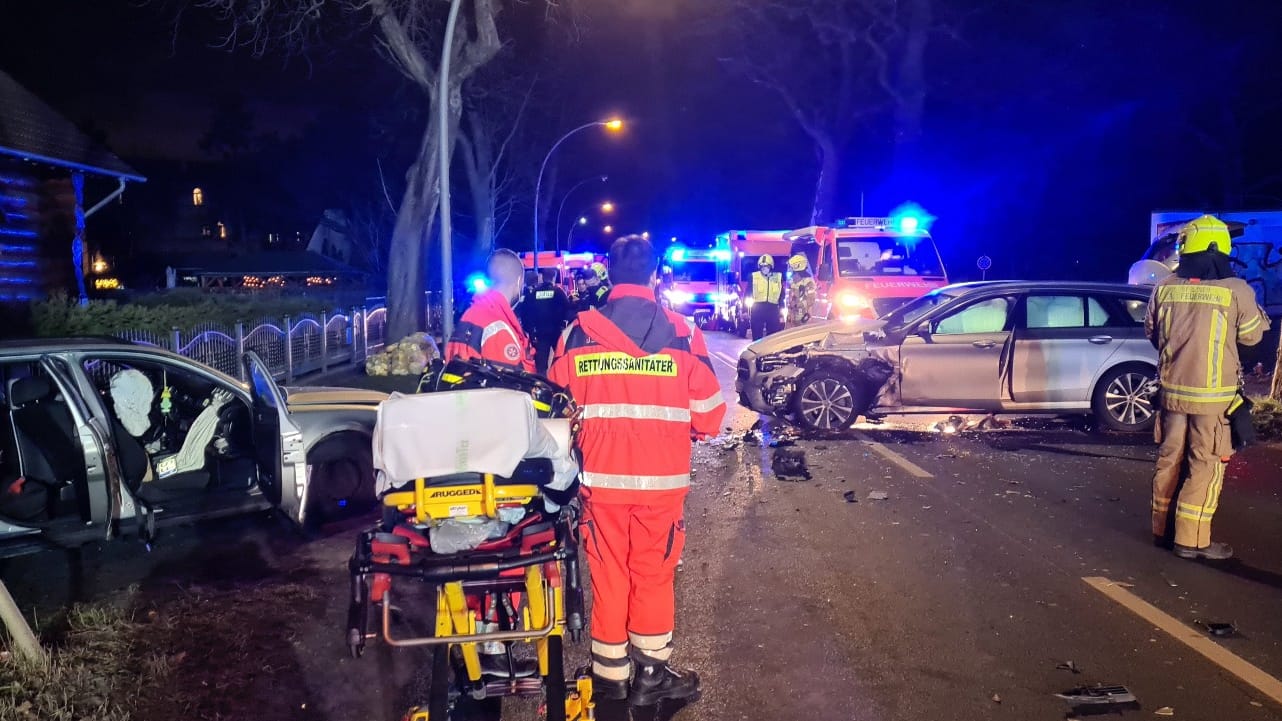 Zwei Pkw kollidierten: Bei einem Unfall in Berlin sind mehrere Personen verletzt worden. Zwei Pkw kollidierten: Bei einem Unfall in Berlin sind mehrere Personen verletzt worden.