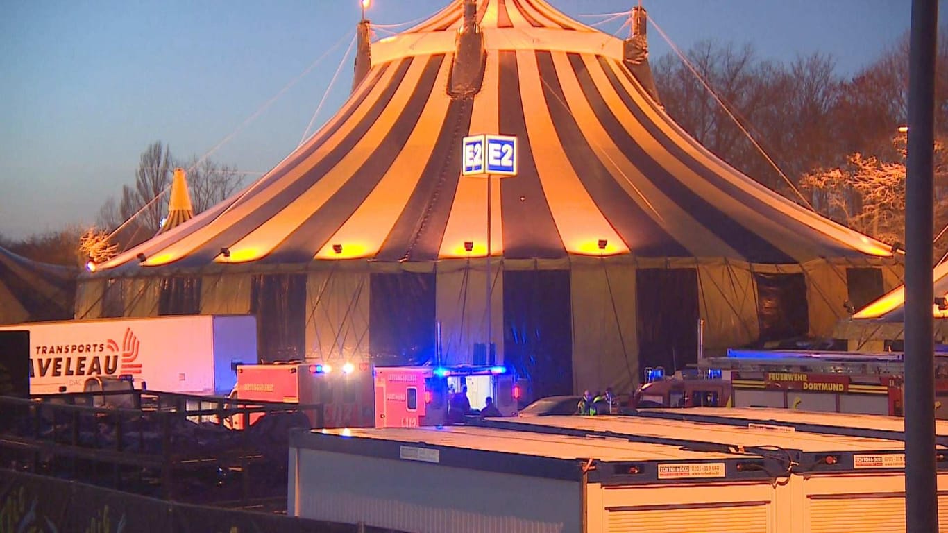 Das Zirkuszelt nahe der Westfalenhalle: In Dortmund sind zwei Artisten bei einem Unfall verletzt worden.