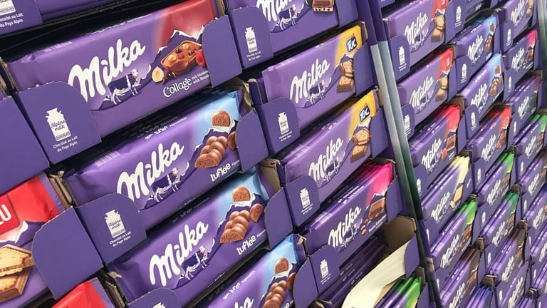 Schokolade in einem Supermarktregal: 70 Tafeln hatte der Mann in Neustrelitz im Rucksack – im Auto war noch mehr mutmaßliches Diebesgut. (Symbolfoto)