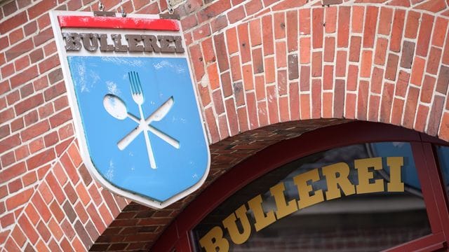 Der Eingang des Restaurants "Bullerei" von Hamburger Gastronom und Fernsehkoch Mälzer.