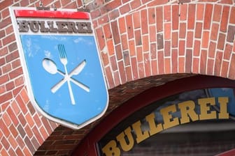 Der Eingang des Restaurants "Bullerei" von Hamburger Gastronom und Fernsehkoch Mälzer.