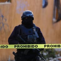 Ein Soldat steht vor einem Tatort in Mexiko (Symbolbild): Unbekannte haben ein Auto voller Leichen vor einem öffentlichen Gebäude abgestellt.