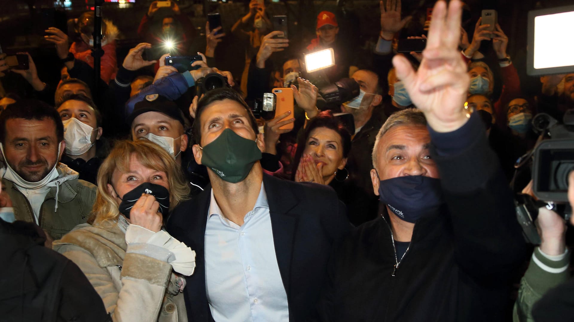 Novak Djokovic (Mitte) mit seinem Vater und seiner Mutter (Archivbild): Seine Familie kämpft für die Einreise des Tennisstars nach Australien.