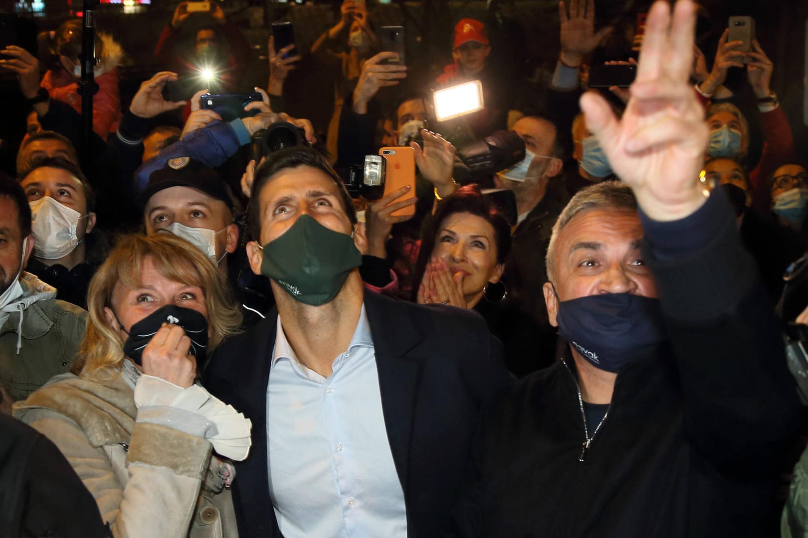 Novak Djokovic (Mitte) mit seinem Vater und seiner Mutter (Archivbild): Seine Familie kämpft für die Einreise des Tennisstars nach Australien.