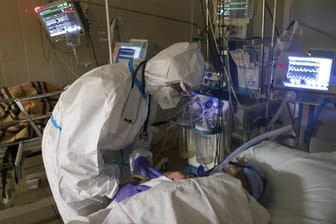 In einem russischen Krankenhaus kümmert sich Pflegepersonal um einen Corona-Patienten (Archivbild): Die WHO warnt vor der Omikron-Variante.