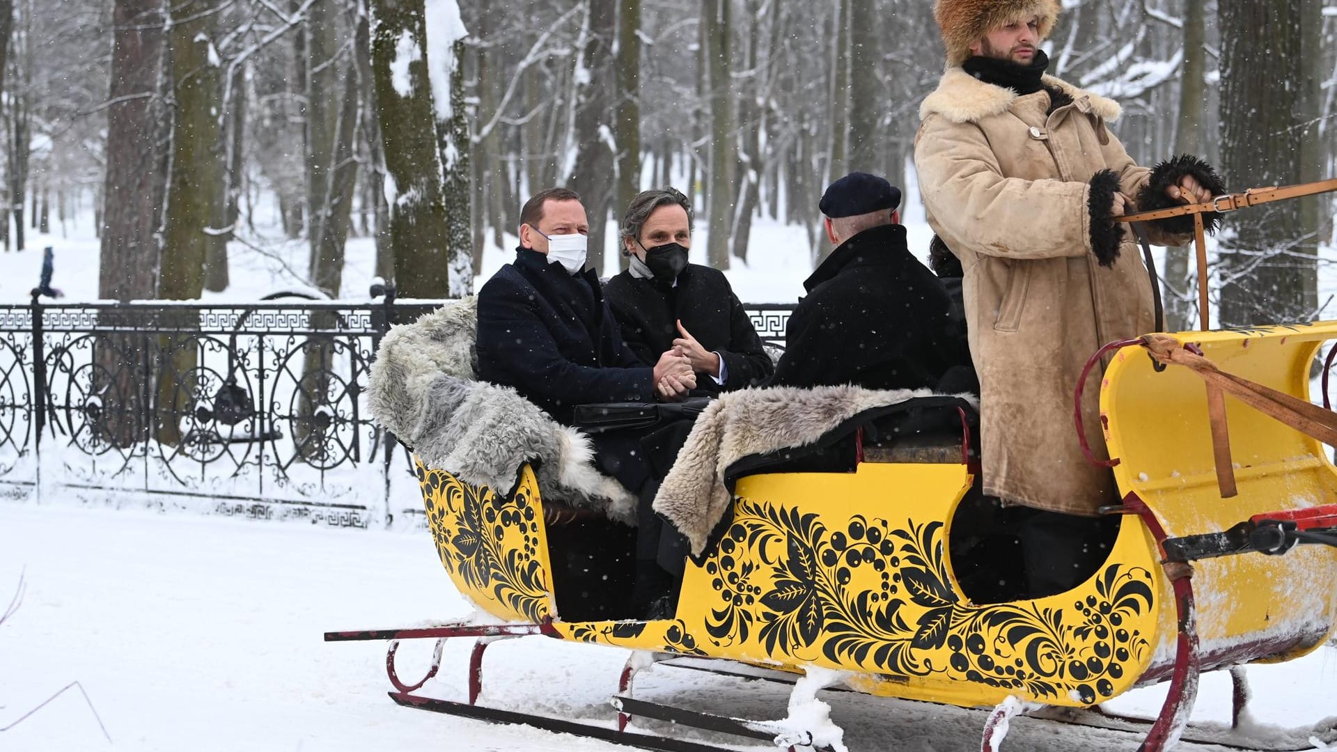 Der französische Diplomat Emmanuel Bonne und seiner deutscher Kollege Jens Plötner fahren mit dem russischen Vertreter Dmitry Kozak in einem Schlitten zum Tagungsort. Der französische Diplomat Emmanuel Bonne und seiner deutscher Kollege Jens Plötner fahren mit dem russischen Vertreter Dmitry Kozak in einem Schlitten zum Tagungsort.